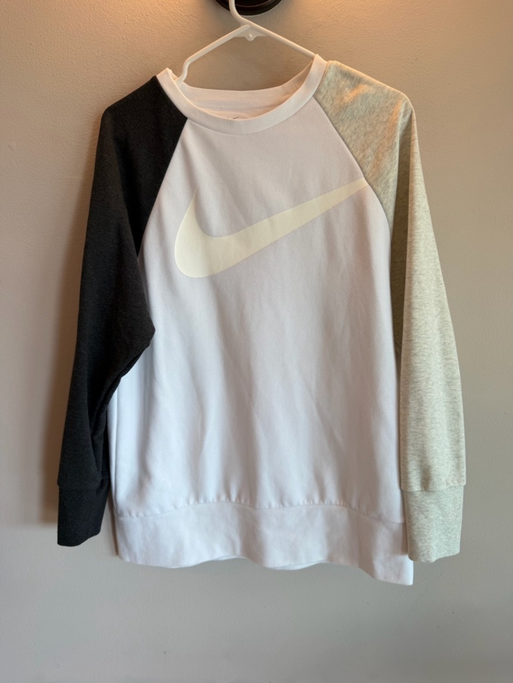 Nike Womens Dri-FIT Colorblock Raglan Sweatshirt White Grey Pullover Small‎